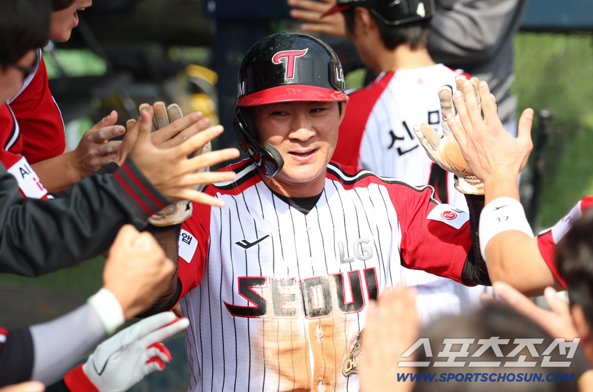 LG 트윈스 오지환이 12일 SSG 랜더스전서 득점후 동료들과 하이파이브를 하고 있다. 사진제공=LG 트윈스