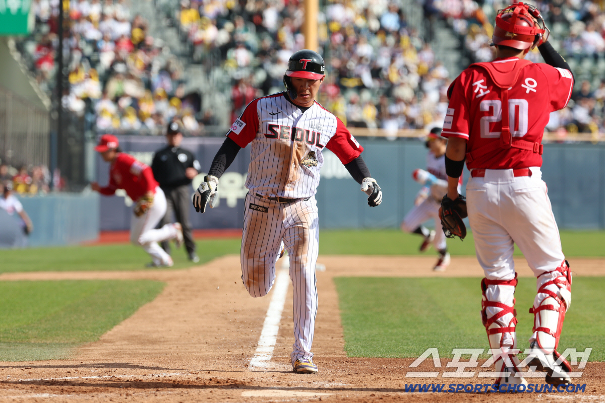 LG 트윈스 오지환이 12일 SSG 랜더스전서 득점하고 있다. 사진제공=LG 트윈스