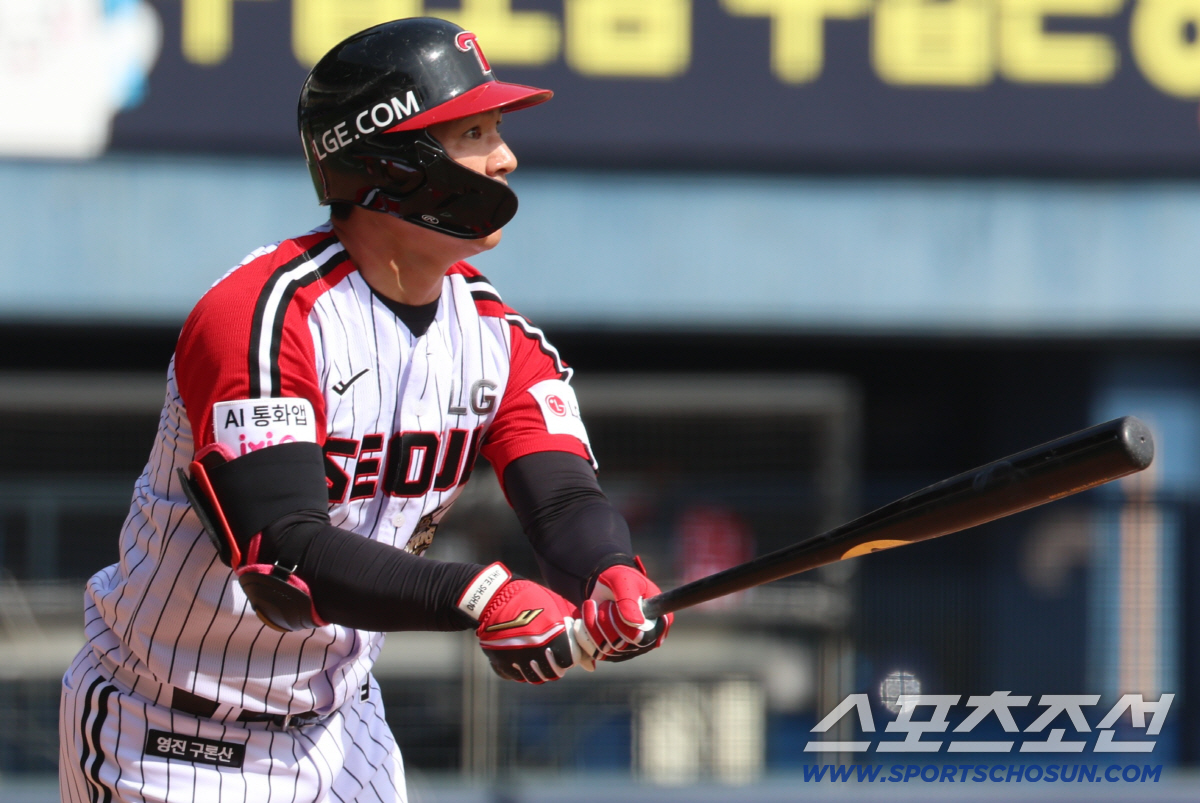 LG 트윈스 오지환이 12일 SSG 랜더스전서 타격하고 있다. 사진제공=LG 트윈스
