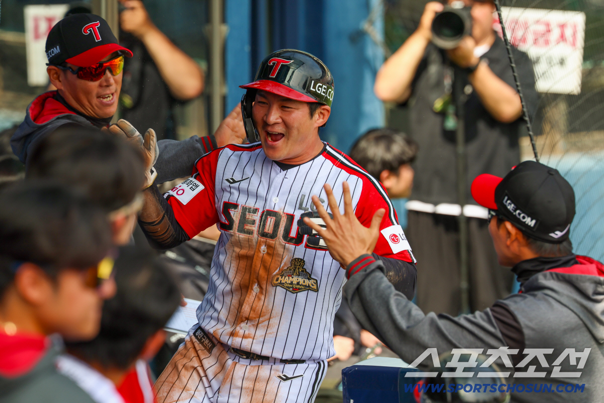 LG 트윈스 오지환이 12일 SSG 랜더스전서 득점후 동료들과 하이파이브를 하고 있다. 사진제공=LG 트윈스