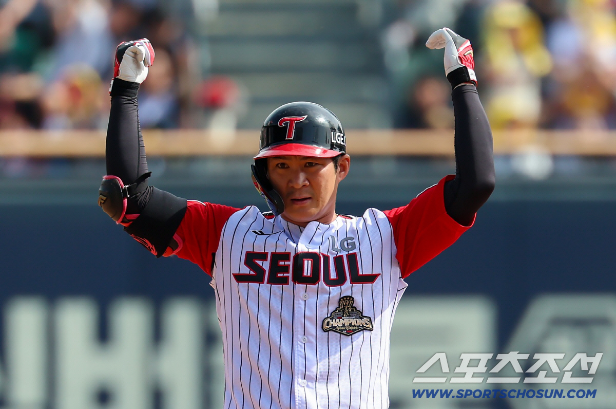 LG 트윈스 오지환이 12일 SSG 랜더스전서 2루타를 치고 세리머니를 하고 있다. 사진제공=LG 트윈스