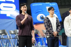 '감독대행'→'5대 감독' 환호성으로 가득찬 장충…우리카드 '팬퍼스트' 실천에 신임 사령탑도 