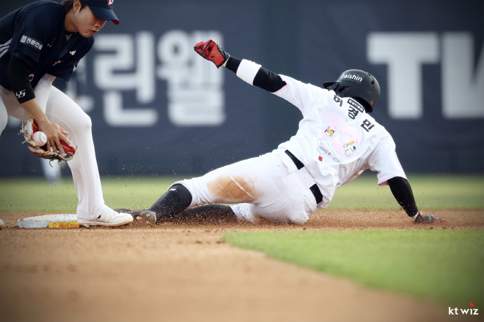 헤드샷도 못막아! '타율 0.588' 8년전 커리어하이 재현할 기세…36세 베테랑의 '불꽃' 존재감 [SC피플]