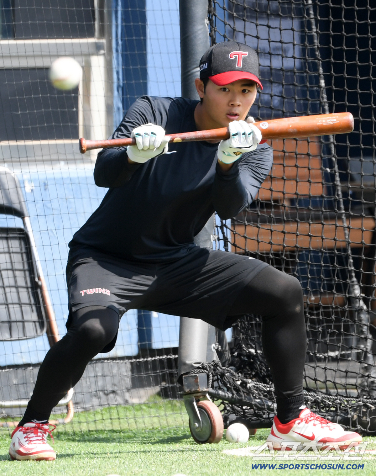 11일 잠실구장에서 열린 LG와 SSG의 경기. LG 이영빈이 번트 훈련을 하고 있다. 잠실=박재만 기자 pjm@sportschosun.com/2026.04.11/