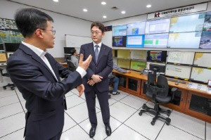 현장 경영 나선 박윤영 KT 대표…글로벌 통신망 운영 부산 국제통신센터 점검