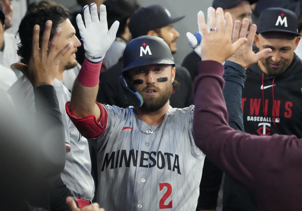 미네소타 코디 클레멘스가 3회초 솔로홈런을 날리고 들어와 동료들과 하이파이브를 하고 있다. Imagn Images연합뉴스