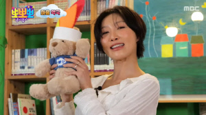 화사, 킬힐 벗고 '뽀뽀뽀' 떴다…인디언 노래로 아이들 홀린 '육아 만렙'