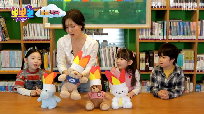 화사, 킬힐 벗고 '뽀뽀뽀' 떴다…인디언 노래로 아이들 홀린 '육아 만렙'