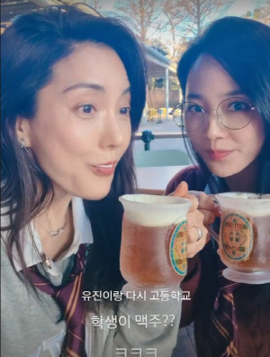 S.E.S 바다·유진, 교복 차림으로 돌연 일본行…“학생이 맥주?”