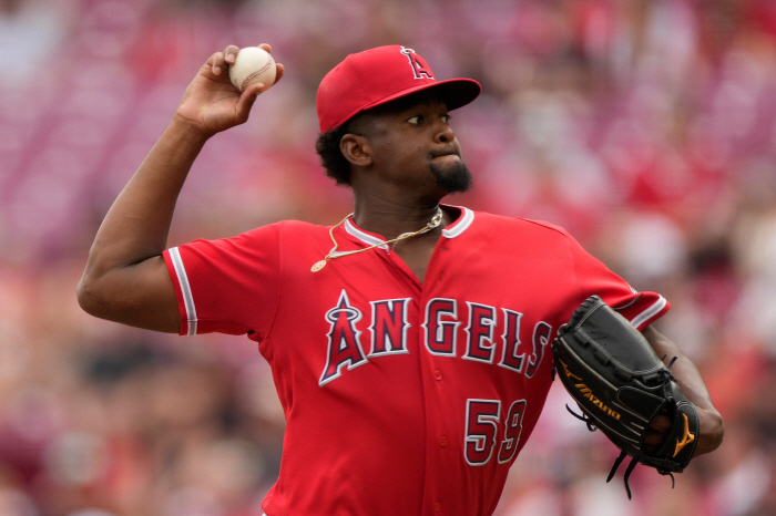 126년 동안 이런 투수 없었다…괴물 등장! "소문 그대로네" 적장도 혀 내둘렀다