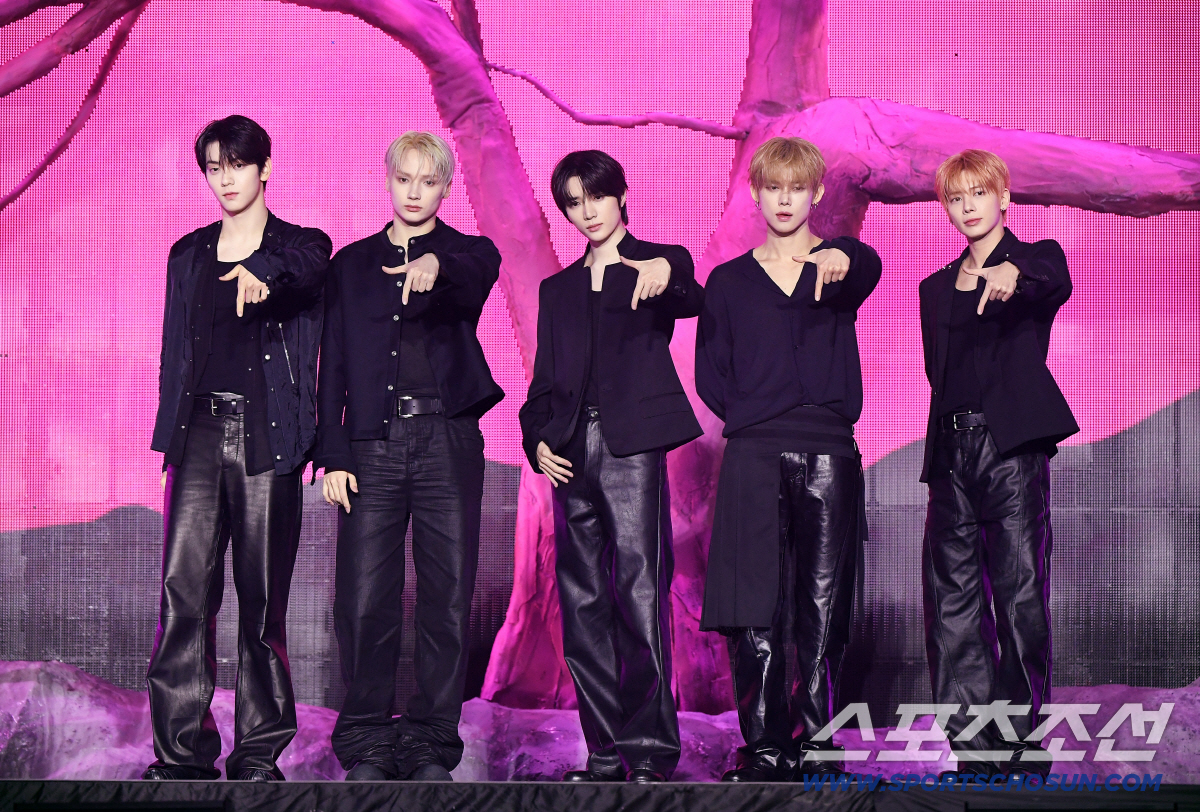 13일 오후 서울 성북구 고려대학교 화정체육관에서 투모로우바이투게더가 '7TH YEAR: 가시덤불에 잠시 바람이 멈췄을 때' 발매 기념 미디어 쇼케이스를 열었다. 멤버들이 함께 포즈 취하고 있다. 정재근 기자 cjg@sportschosun.com/2026.4.13/