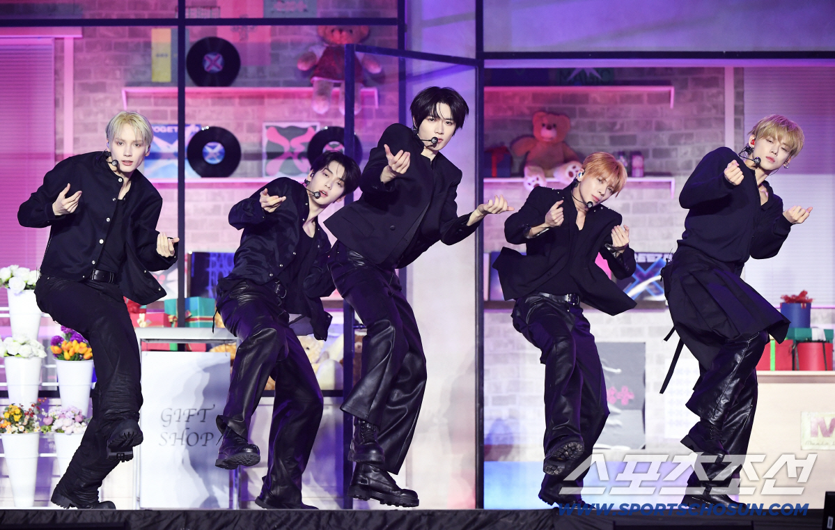 13일 오후 서울 성북구 고려대학교 화정체육관에서 투모로우바이투게더가 '7TH YEAR: 가시덤불에 잠시 바람이 멈췄을 때' 발매 기념 미디어 쇼케이스를 열었다. 멤버들이 타이틀곡 무대를 선보이고있다. 정재근 기자 cjg@sportschosun.com/2026.4.13/