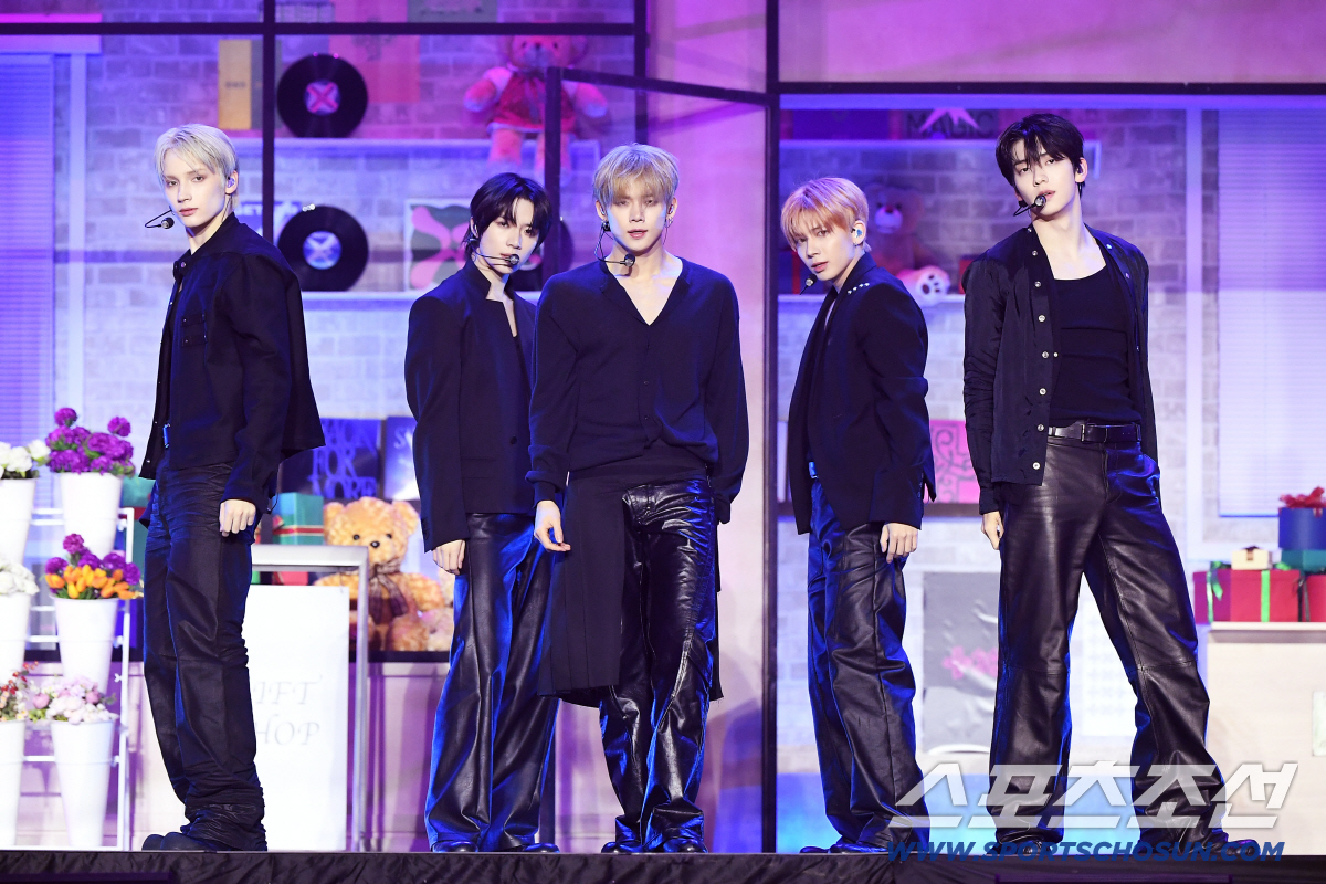 13일 오후 서울 성북구 고려대학교 화정체육관에서 투모로우바이투게더가 '7TH YEAR: 가시덤불에 잠시 바람이 멈췄을 때' 발매 기념 미디어 쇼케이스를 열었다. 멤버들이 타이틀곡 무대를 선보이고있다. 정재근 기자 cjg@sportschosun.com/2026.4.13/