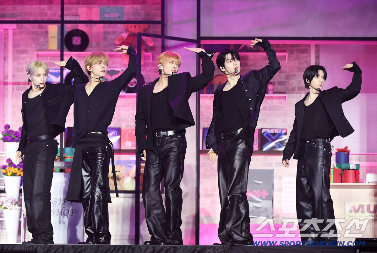 13일 오후 서울 성북구 고려대학교 화정체육관에서 투모로우바이투게더가 '7TH YEAR: 가시덤불에 잠시 바람이 멈췄을 때' 발매 기념 미디어 쇼케이스를 열었다. 멤버들이 타이틀곡 무대를 선보이고있다. 정재근 기자 cjg@sportschosun.com/2026.4.13/