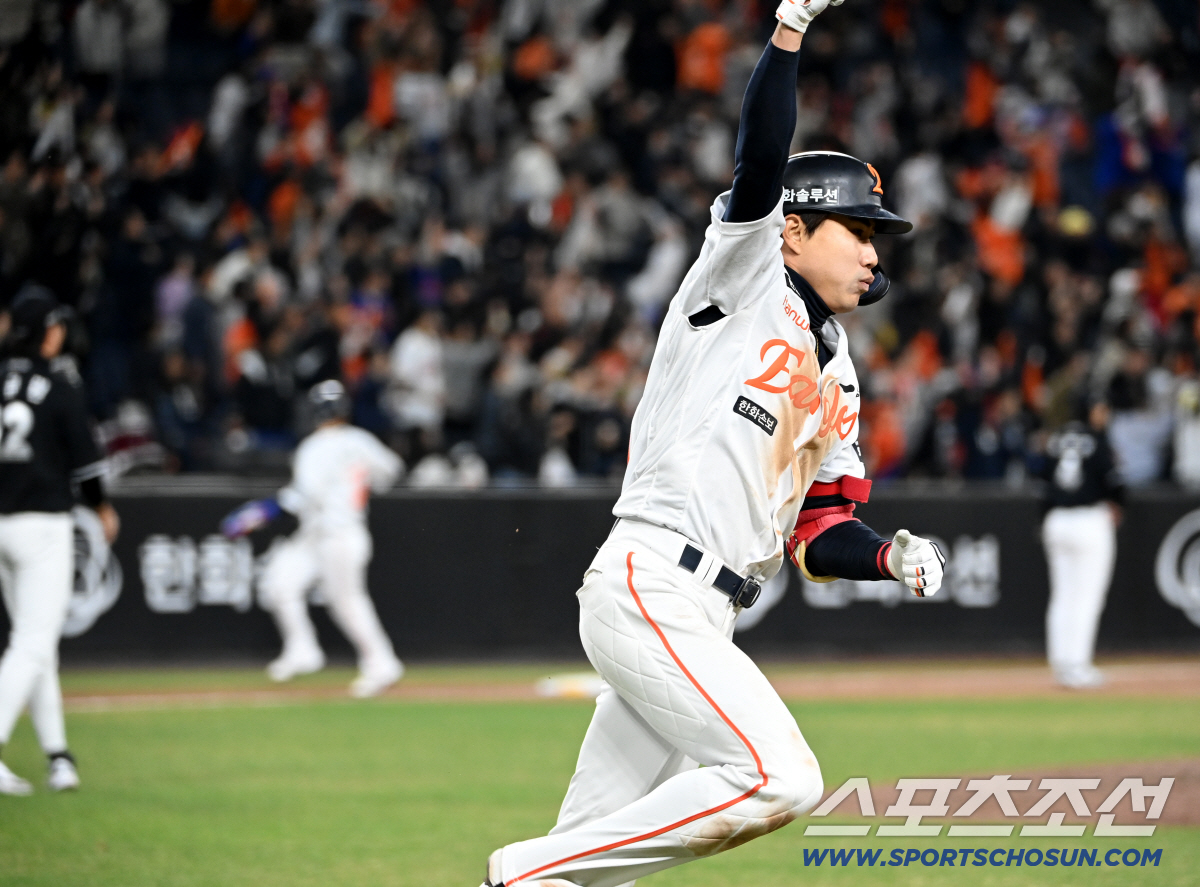 1일 대전한화생명볼파크에서 열린 KT와 한화의 경기. 8회말 2사 1,2루 한화 심우준이 동점 3점홈런을 치고 환호하고 있다. 대전=허상욱 기자 wook@sportschosun.com