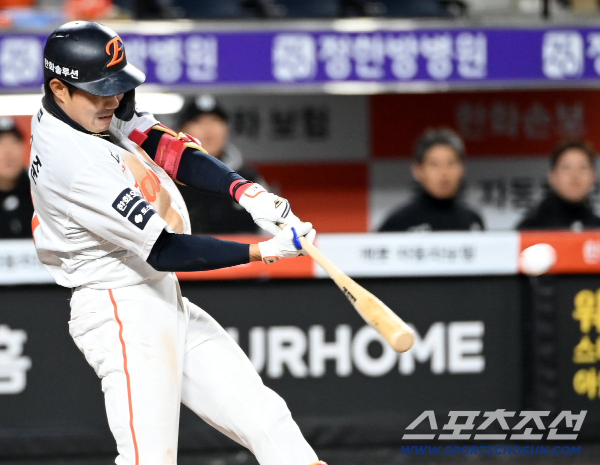 1일 대전한화생명볼파크에서 열린 KT와 한화의 경기. 8회말 2사 1,2루 한화 심우준이 동점 3점홈런을 치고 있다. 대전=허상욱 기자 wook@sportschosun.com/2026.04.01/