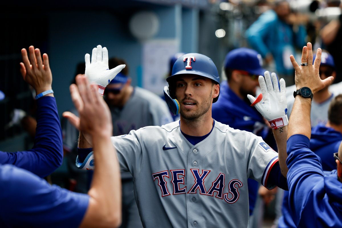 텍사스 레인저스 에반 카터가 3회초 사사키 로키로부터 솔로홈런을 빼앗고 들어와 동료들과 하이파이브를 하고 있다. AP연합뉴스