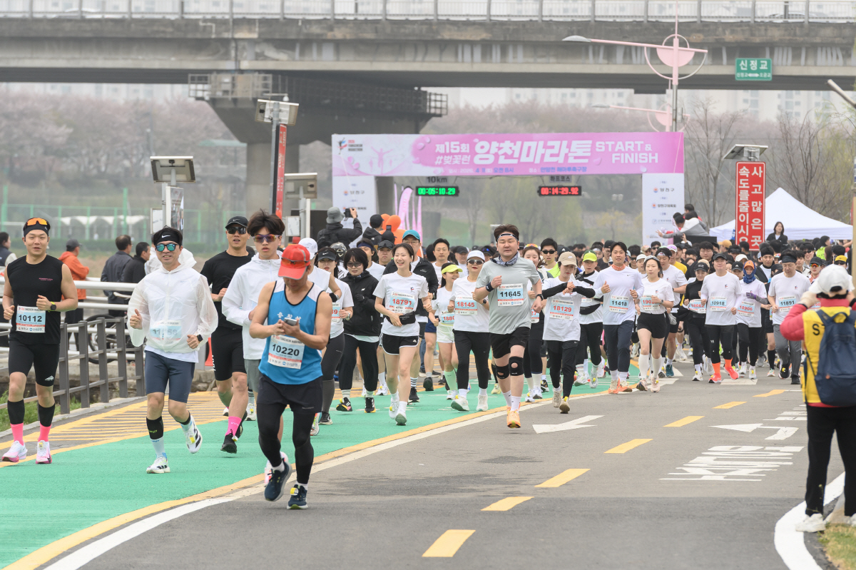 ◇양천구 벚꽃런은 하프, 10km, 5km, 5km 가족런 등의 4개 코스로 진행됐다. 아이와 함께 하는 가족단위 참가자가 많았고, 다양한 볼거리 등을 마련해 전국 규모의 전 세대 참여형 마라톤 축제로서 성장 가능성도 보였다.