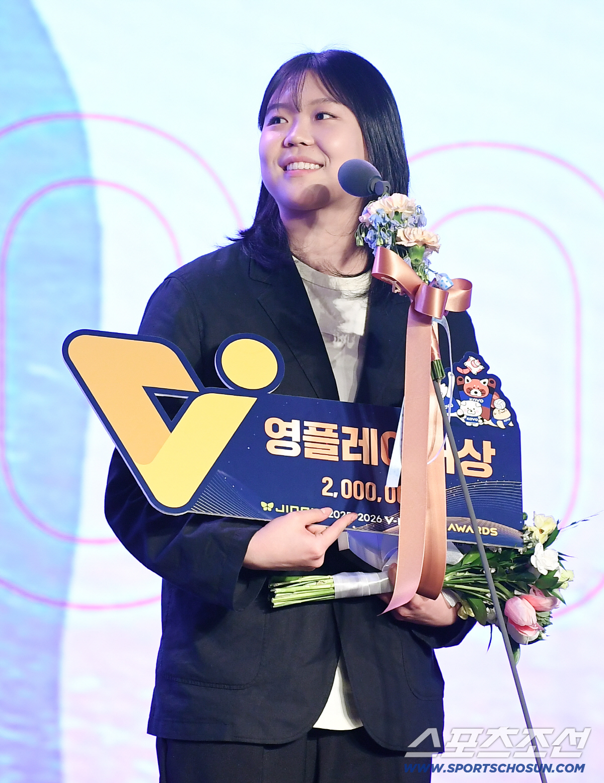 진에어 2025-2026 V리그 시상식이 13일 오후 서울 광진구 비스타워커힐서울에서 열렸다. 영플레이어상을 수상한 도로공사 이지윤이 미소짓고 있다. 정재근 기자 cjg@sportschosun.com/2026.4.13/