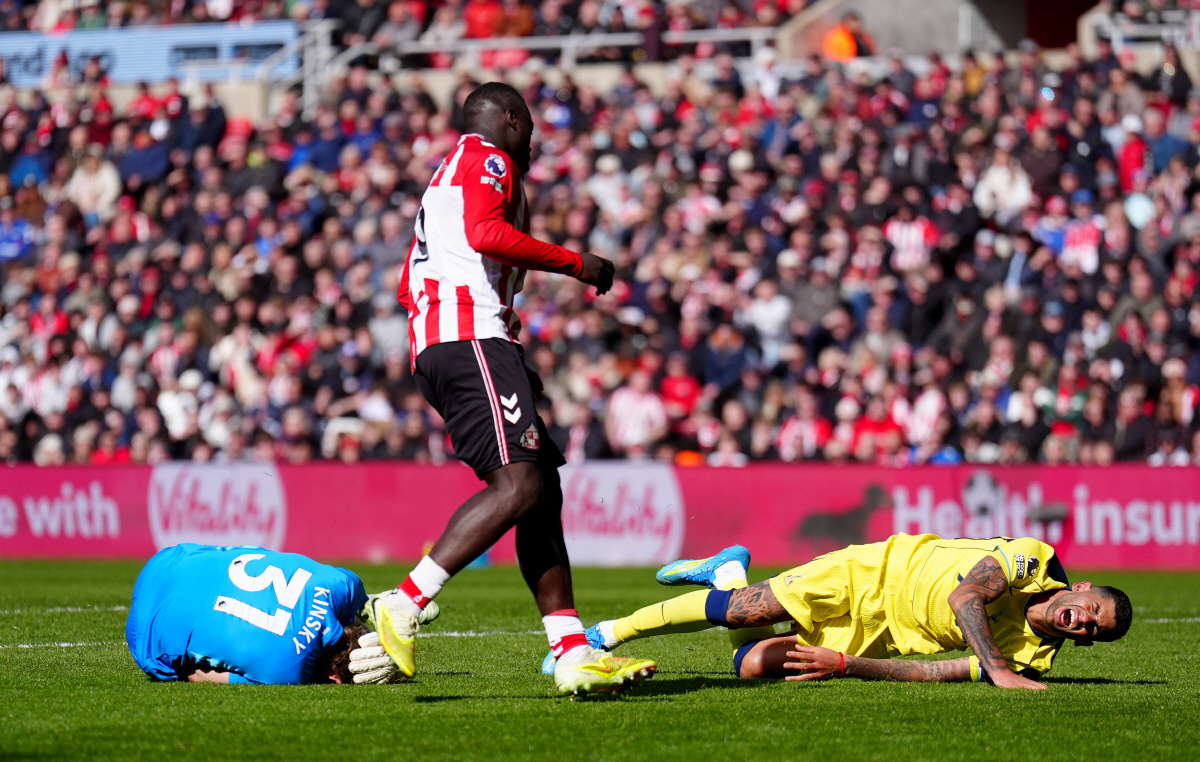 Sunderland's Brian Brobbey, centre, looks on after pushing Tottenham Hotspur's Cristian Romero, right, into Tottenham Hotspur goalkeeper Antonin Kinsky, left, during the Premier League soccer match between Sunderland and Tottenham Hotspur, in Sunderland, England, Sunday April 12, 2026. (Owen Humphreys/PA via AP) UNITED KINGDOM OUT; NO SALES; NO ARCHIVE; PHOTOGRAPH MAY NOT BE STORED OR USED FOR MORE THAN 14 DAYS AFTER THE DAY OF TRANSMISSION; MANDATORY CREDIT