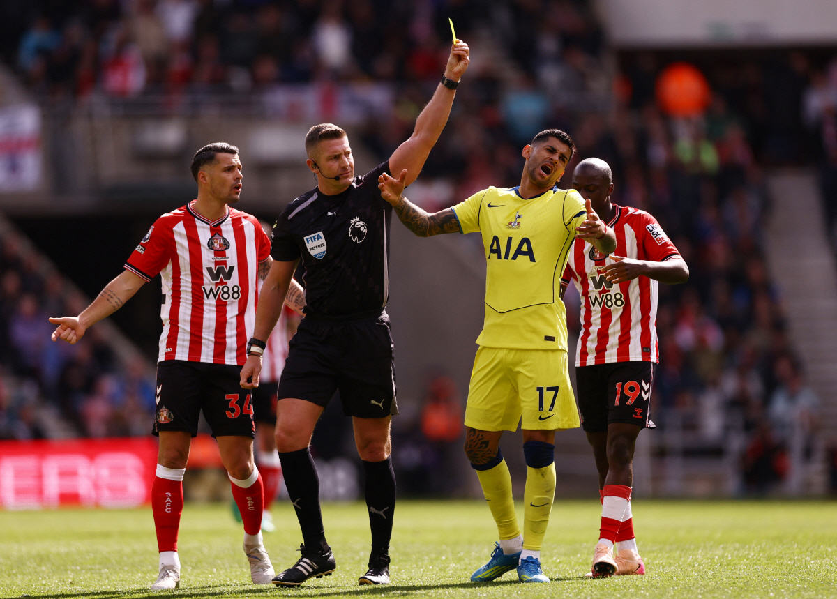 Soccer Football - Premier League - Sunderland v Tottenham Hotspur - Stadium of Light, Sunderland, Britain - April 12, 2026 Tottenham Hotspur's Cristian Romero is shown a yellow card by referee Robert Jones Action Images via Reuters/Lee Smith EDITORIAL USE ONLY. NO USE WITH UNAUTHORIZED AUDIO, VIDEO, DATA, FIXTURE LISTS, CLUB/LEAGUE LOGOS OR 'LIVE' SERVICES. ONLINE IN-MATCH USE LIMITED TO 120 IMAGES, NO VIDEO EMULATION. NO USE IN BETTING, GAMES OR SINGLE CLUB/LEAGUE/PLAYER PUBLICATIONS. PLEASE CONTACT YOUR ACCOUNT REPRESENTATIVE FOR FURTHER DETAILS..