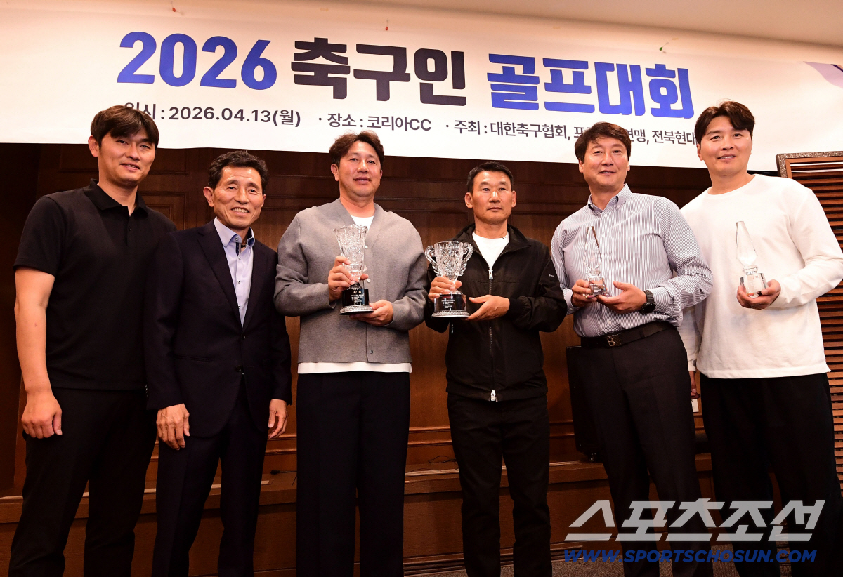 13일 용인 코리아CC에서 '2026 축구인 골프대회'가 열렸다. 롱기스트 양동현, 니어리스트 변석화, 우승 김도균 감독, 메달리스트 조성환 감독, 준우승 김해운 단장, 3위 이동국(왼쪽부터). 용인=송정헌 기자 songs@sportschosun.com/2026.04.13/