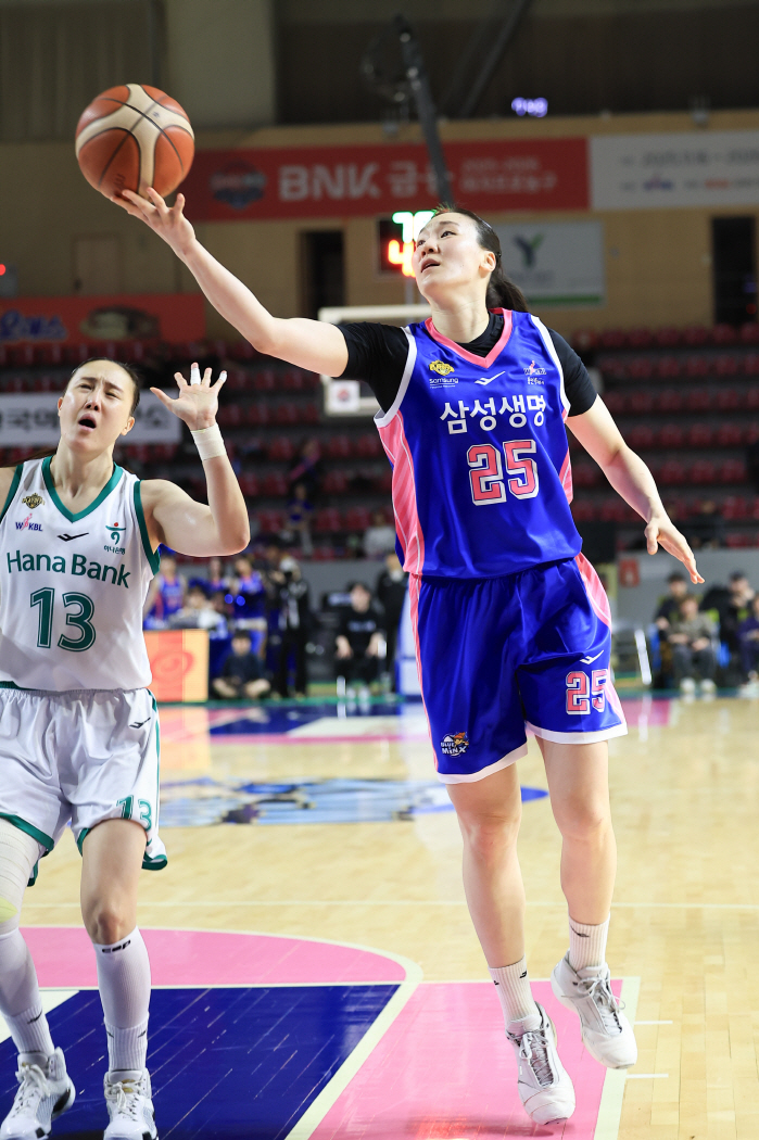 삼성생명, 연장 접전 끝에 하나은행 격파하며 챔프전 진출에 1승 남겼다