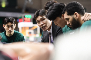 [현장인터뷰] 1차전 홈패배, 여유 잃지 않은 김주성 감독...