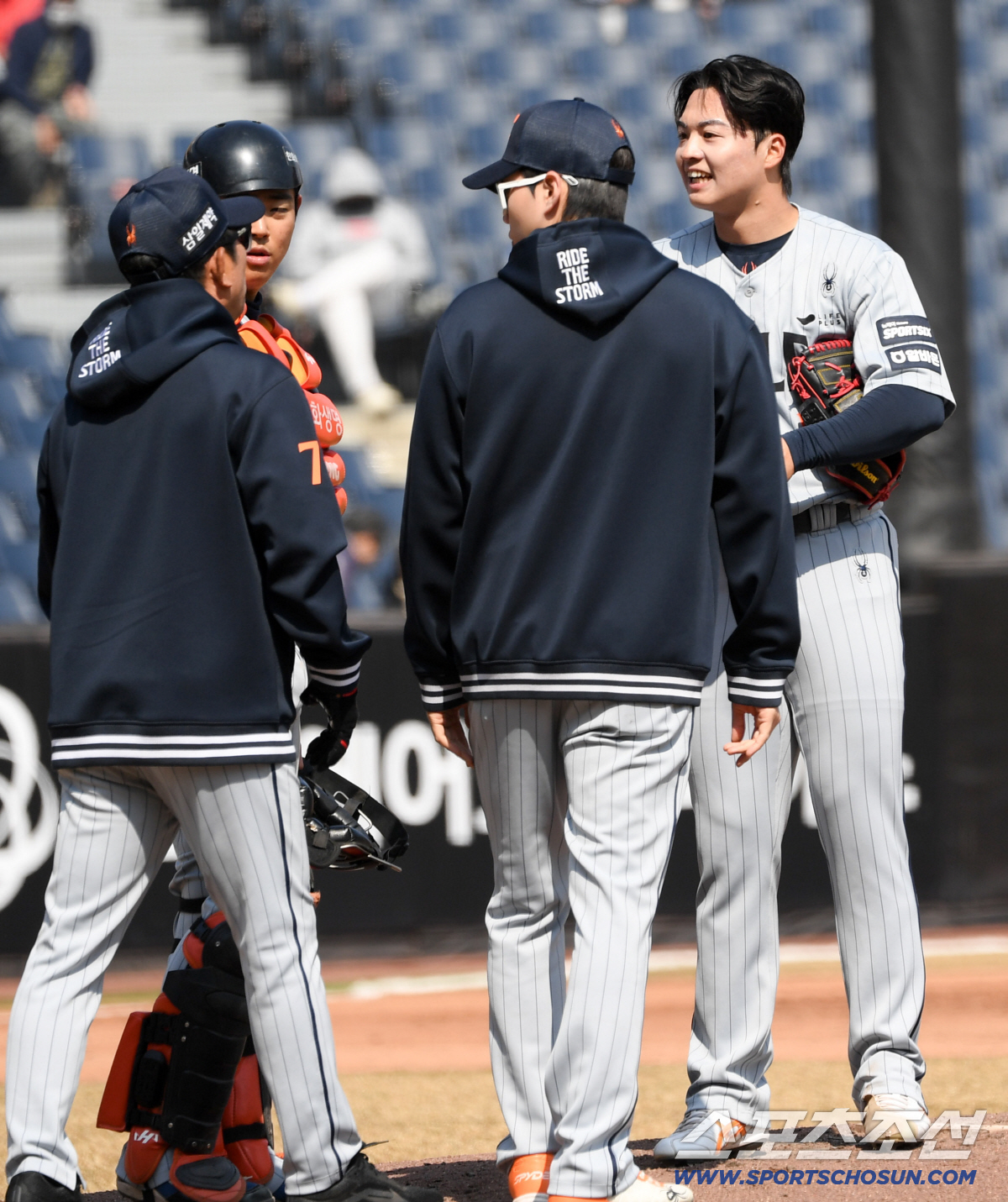 17일 대전 한화생명볼파크 열린 한화 이글스와 두산 베어스의 경기. 4회초 2사 1,2루 한화 양상문 코치가 마운드를 찾아 왕옌청을 격려하고 있다. 대전=박재만 기자 pjm@sportschosun.com/2026.03.17/