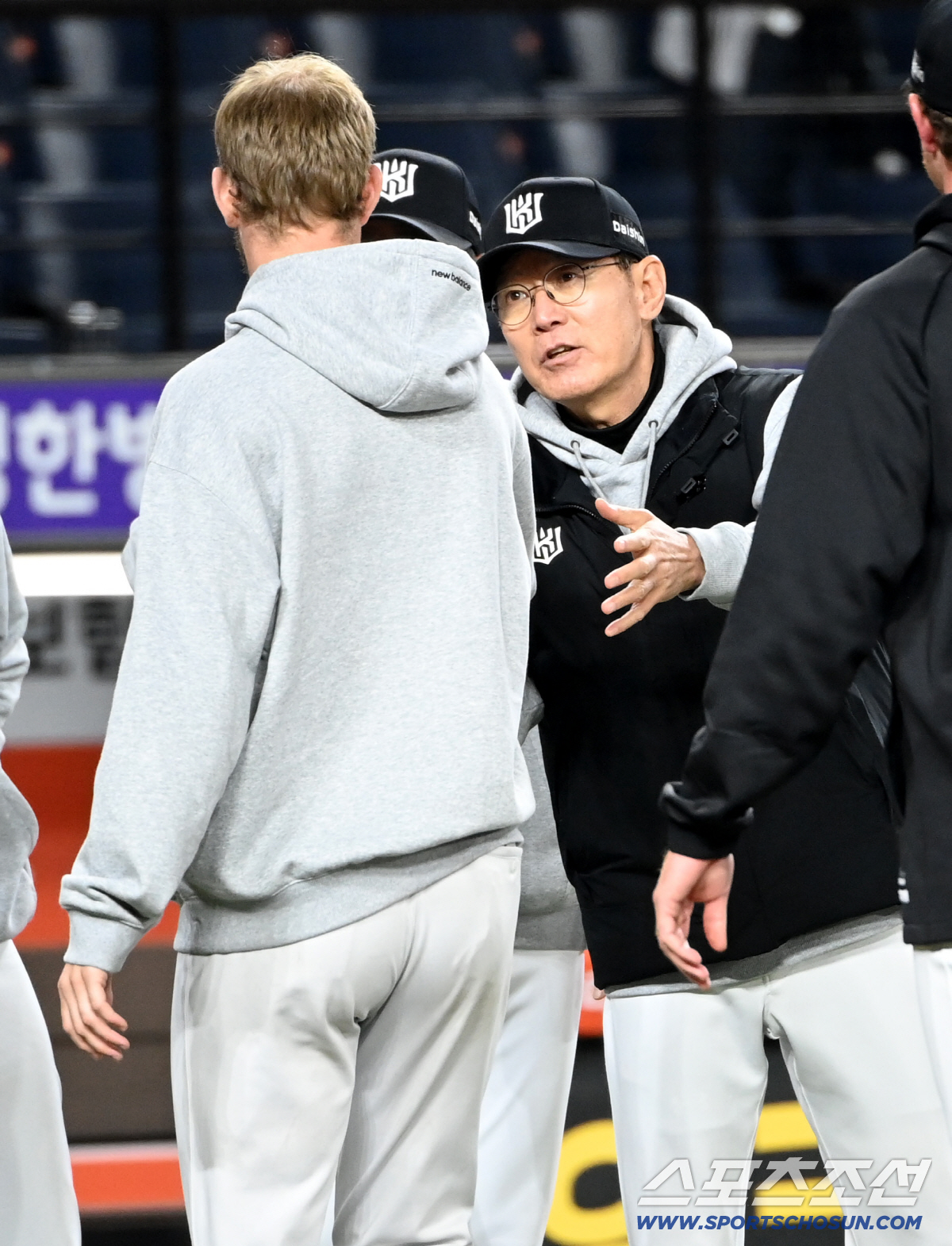 31일 대전한화생명볼파크에서 열린 KT와 한화의 경기. KT가 9대4로 승리하며 개막 3연승을 달렸다. 승리의 기쁨을 나누는 이강철 감독과 선수들의 모습. 대전=허상욱 기자 wook@sportschosun.com