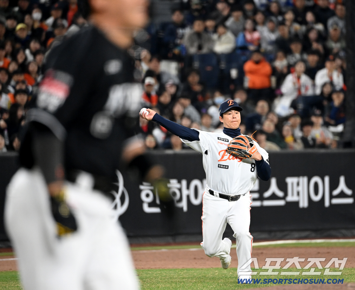 1일 대전한화생명볼파크에서 열린 KT와 한화의 경기. 4회초 한화 3루수 노시환이 KT 장성우의 땅볼타구를 잡아 1루로 던지고 있다. 대전=허상욱 기자 wook@sportschosun.com/2026.04.01/