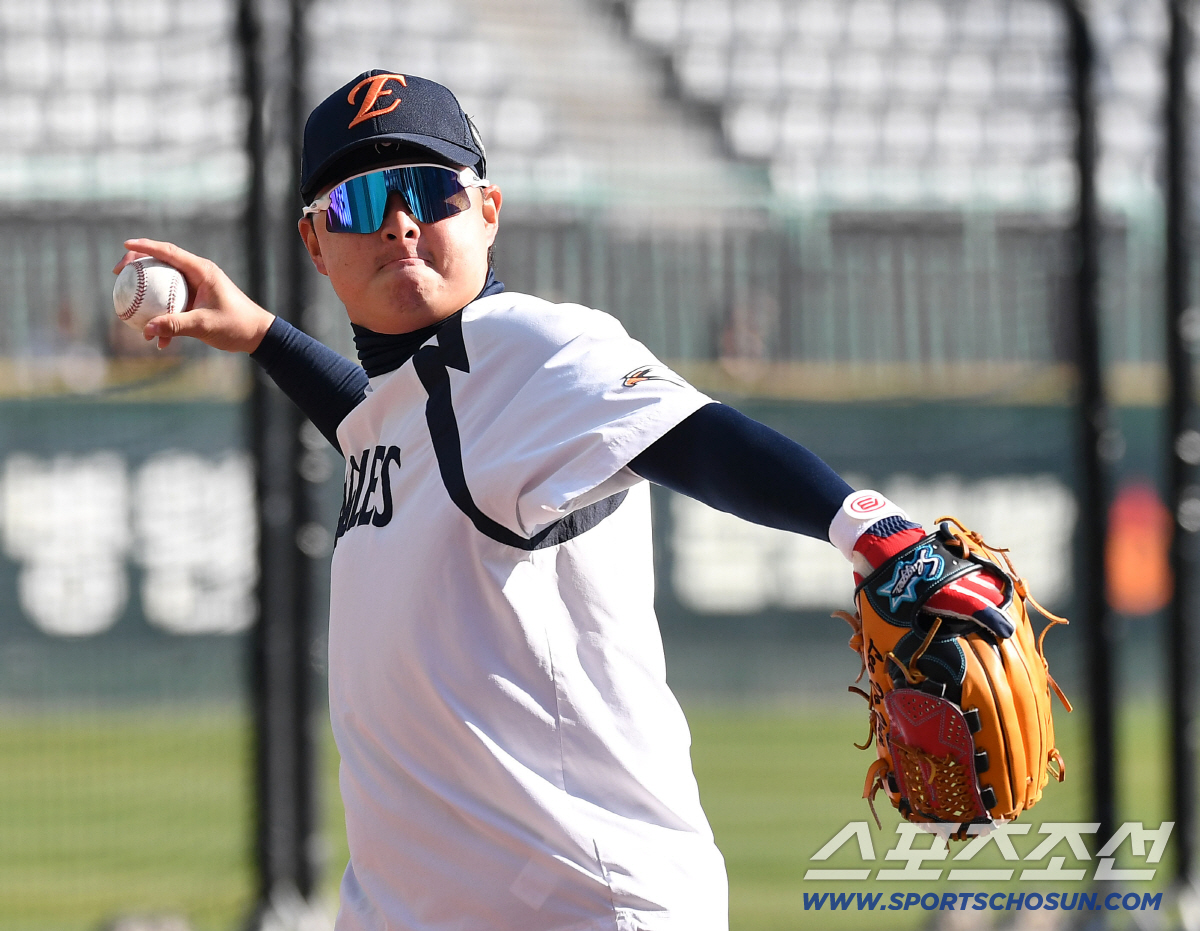 7일 인천 SSG랜더스필드에서 열리는 SSG와 한화의 경기. 캐치볼로 몸을 풀고 있는 이도윤. 인천=송정헌 기자 songs@sportschosun.com/2026.04.07/