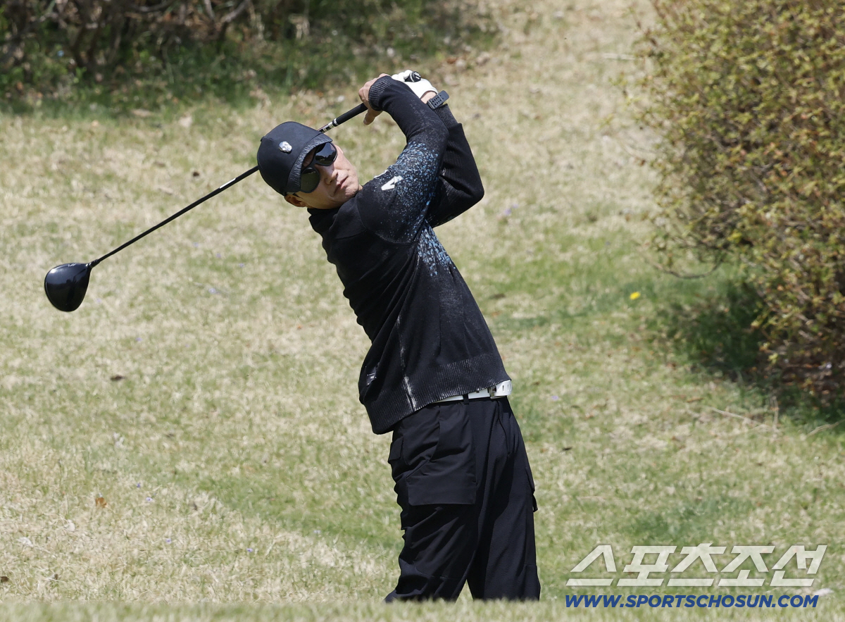 13일 용인 코리아CC에서 '2026 축구인 골프대회'가 열렸다. 티샷을 하고 있는 이정효 감독. 용인=송정헌 기자 songs@sportschosun.com/2026.04.13/