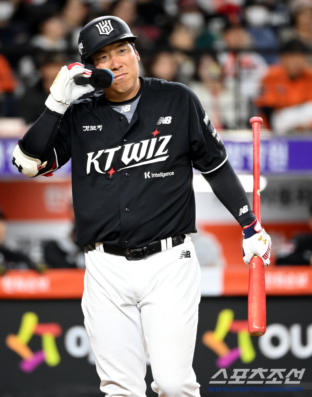 31일 대전한화생명볼파크에서 열린 KT와 한화의 경기. 자신이 친 파울 타구를 바라보는 KT 김현수. 대전=허상욱 기자 wook@sportschosun.com