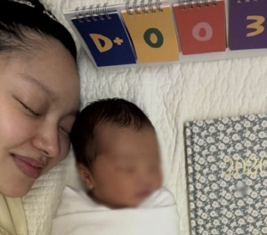 '깜짝 결혼 발표' 최유화, 엄마됐다..9일 출산 "잘 태어났어" 아이와 투샷