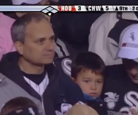 수도회 총장 신분이던 2005년 월드시리즈 경기를 관전 중인 레오14의 모습. 사진출처=MLB.com