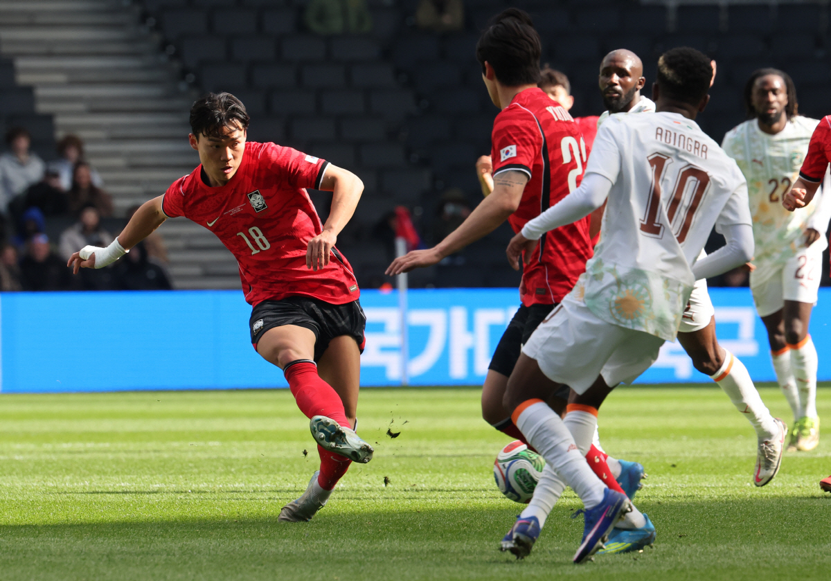 패스하는 오현규 (밀턴킨스[영국]=연합뉴스) 최재구 기자 = 한국축구국가대표팀 오현규 28일(현지시간) 영국 밀턴킨스 스타디움 MK에서 열린 코트디부아르와 평가전에서 패스하고 있다. 2026.3.28 jjaeck9@yna.co.kr(끝)