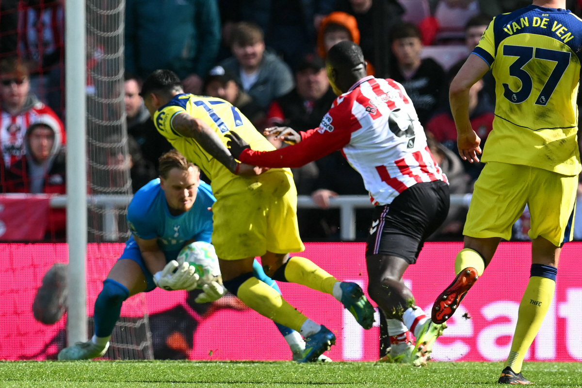 Tottenham Hotspur's Argentinian defender #17 Cristian Romero (2L) and Tottenham Hotspur's Czech goalkeeper #31 Antonin Kinsky (L) collide during the English Premier League football match between Sunderland and Tottenham Hotspur at The Stadium of Light in Sunderland in north east England on April 12, 2026.