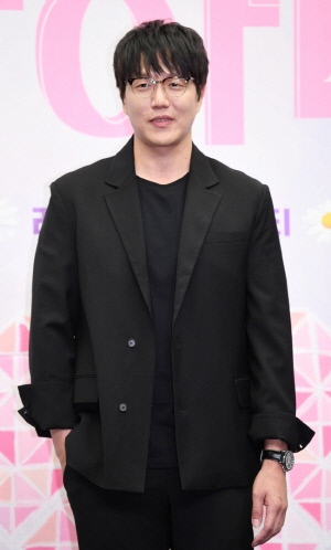 성시경, '고막남친' 논란 속 출연료 1/3 날렸다 "회식하는 게 일, 매주 할 듯"