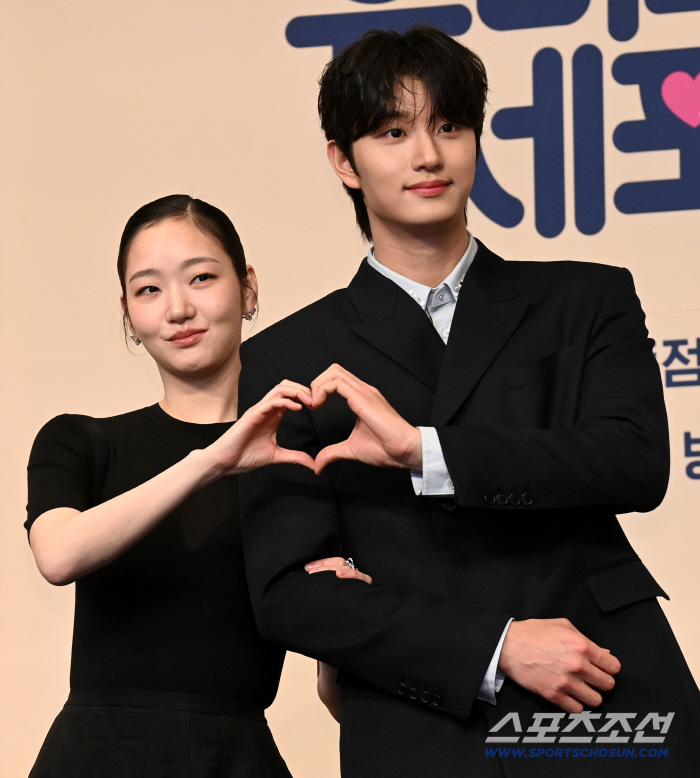 "역시는 역시"…'빡돔' 김고은X'눈치無' 김재원 '유미의 세포들3' 단번에 1위 '지붕킥'