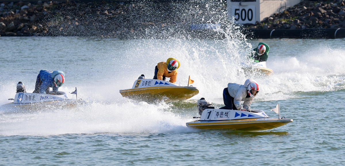 미사경정장에서 열린 경정 경주에서 선수들이 턴 마크를 돌며 경합을 벌이고 있다. 사진제공=국민체육진흥공단