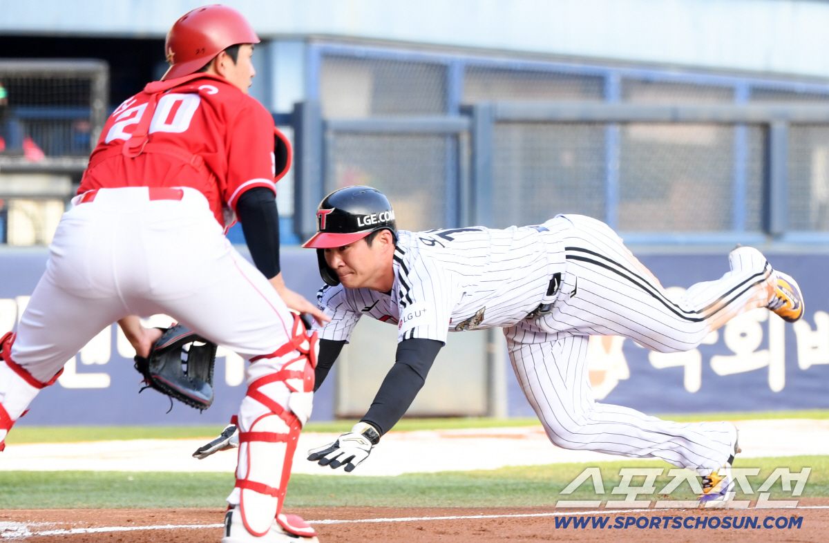 11일 잠실구장에서 열린 LG와 SSG의 경기. 2회말 1사 2,3루 LG 박동원 희생타 때 오지환이 홈을 파고들고 있다. 잠실=박재만 기자 pjm@sportschosun.com/2026.04.11/