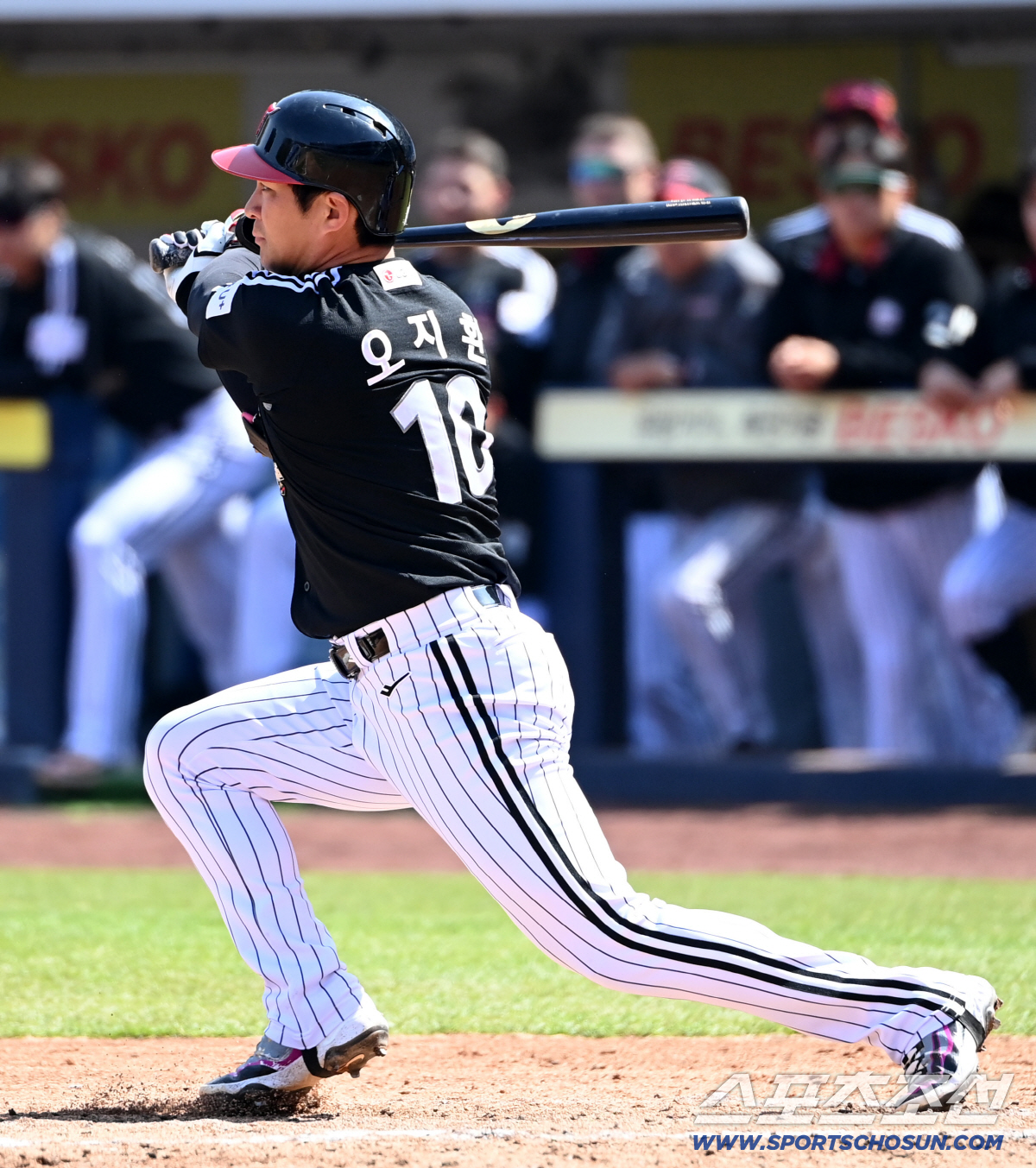 22일 대구삼성라이온즈파크에서 열린 LG와 삼성의 시범경기. 3회초 무사 2루 LG 오지환이 1타점 2루타를 치고 있다. 대구=허상욱 기자 wook@sportschosun.com/2026.03.22/