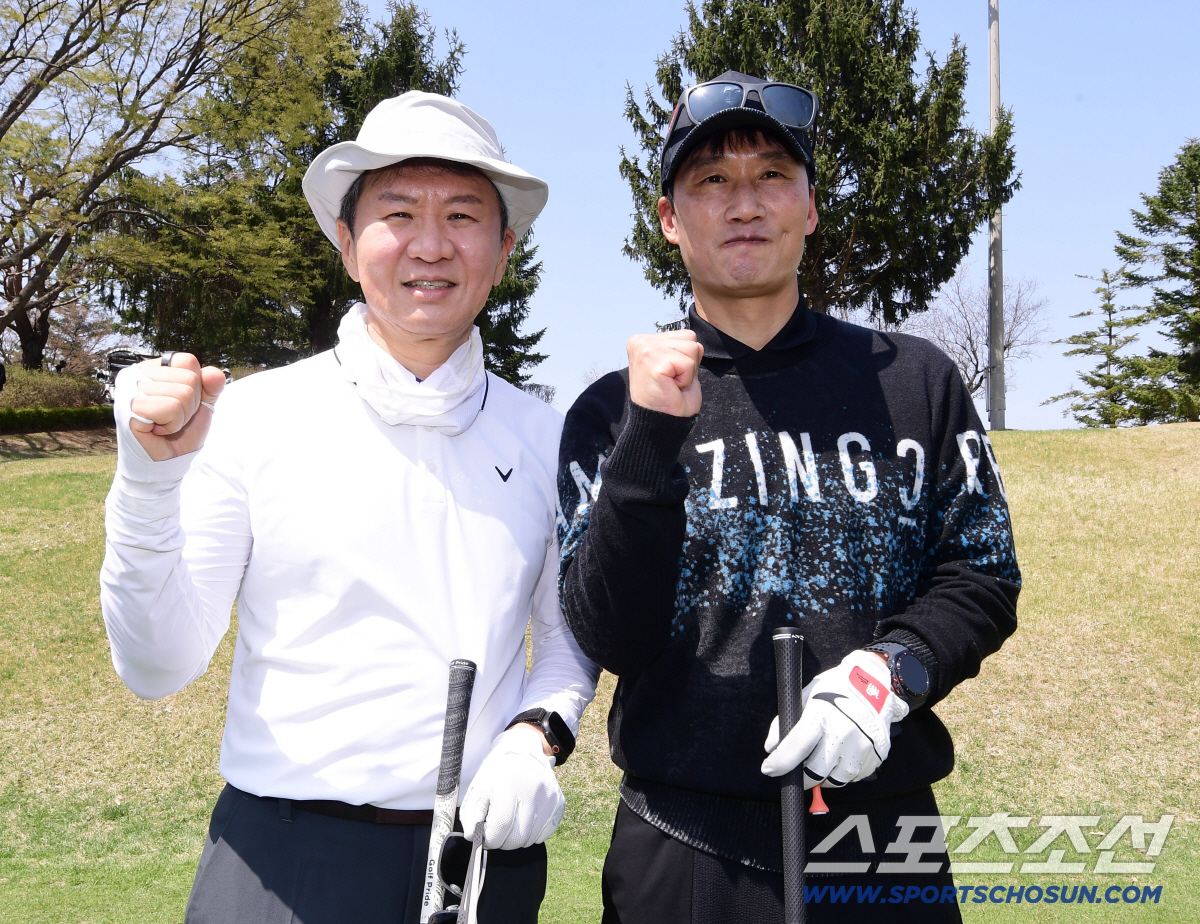 13일 용인 코리아CC에서 '2026 축구인 골프대회'가 열렸다. 함께 포즈를 취하고 있는 정몽규 대한축구협회 회장, 이정효 감독. 용인=송정헌 기자 songs@sportschosun.com/2026.04.13/