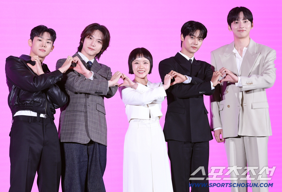 쿠팡플레이 시리즈 '로맨스의 절댓값' 제작발표회가 14일 오전 서울 신도림 더세인트호텔에서 열렸다. 손정혁, 김재현, 김향기, 차학연, 김동규가 포즈 취하고 있다. 정재근 기자 cjg@sportschosun.com/2026.4.14/