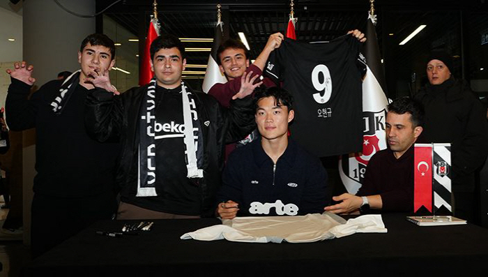 오현규과 팬 사인회에서 현지 팬들과 기념 촬영을 하고 있다. 사진=베식타시