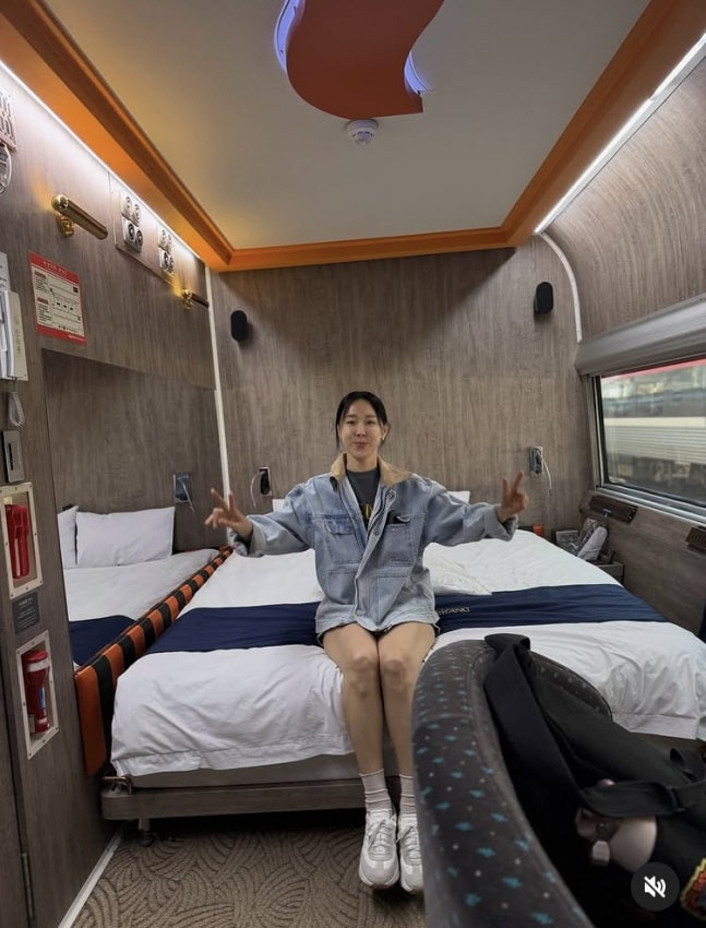 이지혜♥문재완, 300만원대 초호화 열차 타고 럭셔리 여행…침대칸에 벌러덩