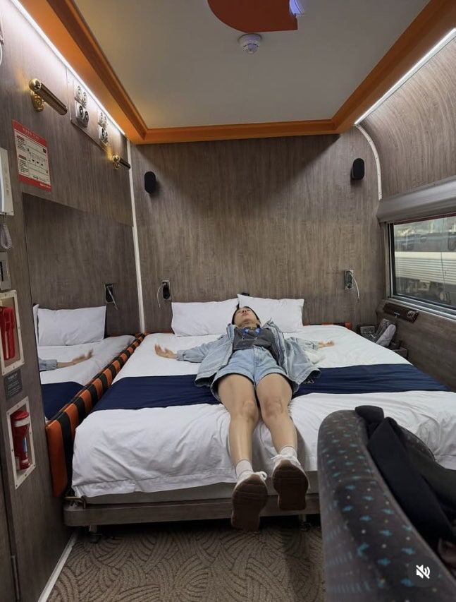 이지혜♥문재완, 300만원대 초호화 열차 타고 럭셔리 여행…침대칸에 벌러덩