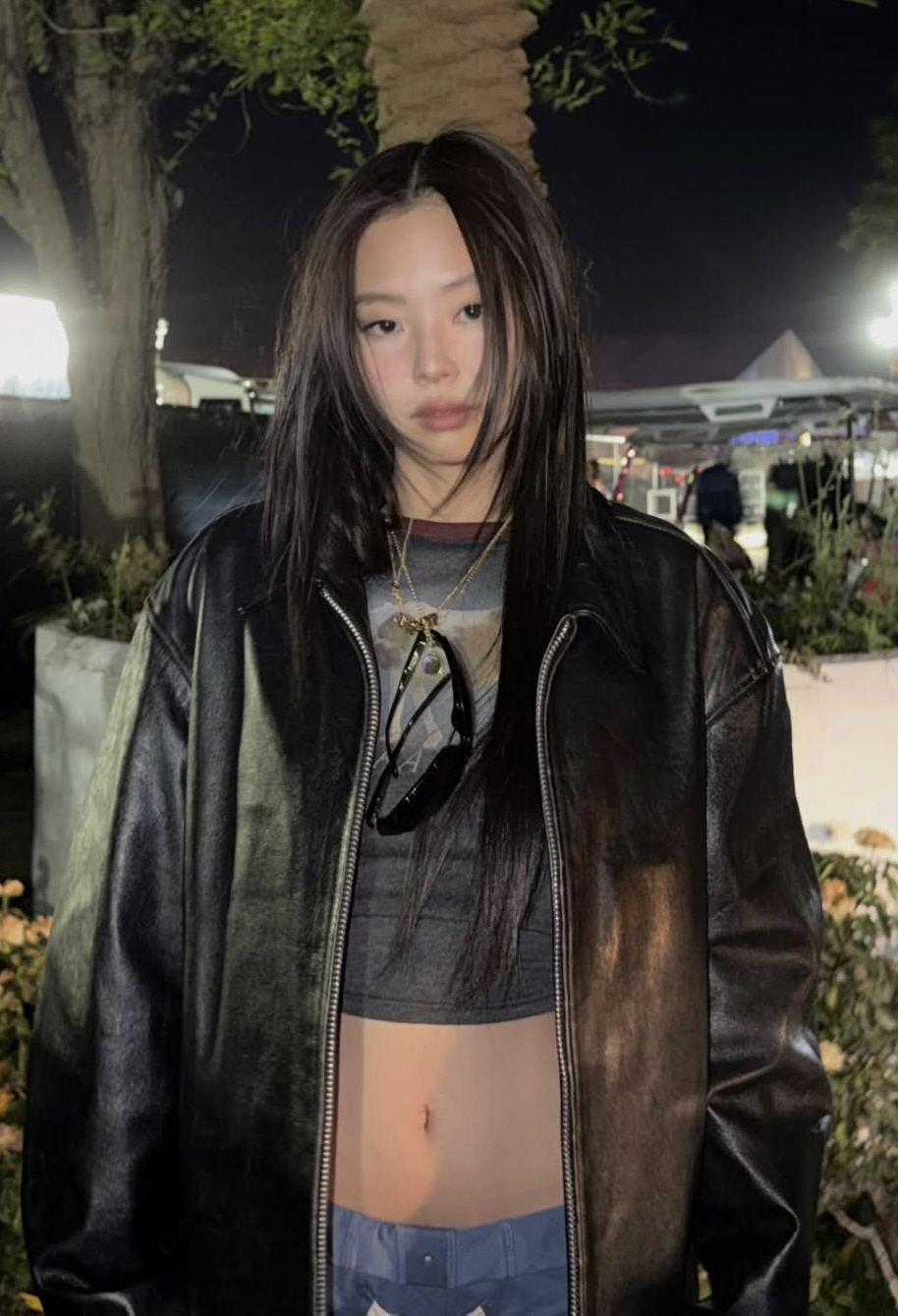 술병 든 제니, 흰티에 청바지로 드러낸 11자 복근! '코첼라' 화제의 패션