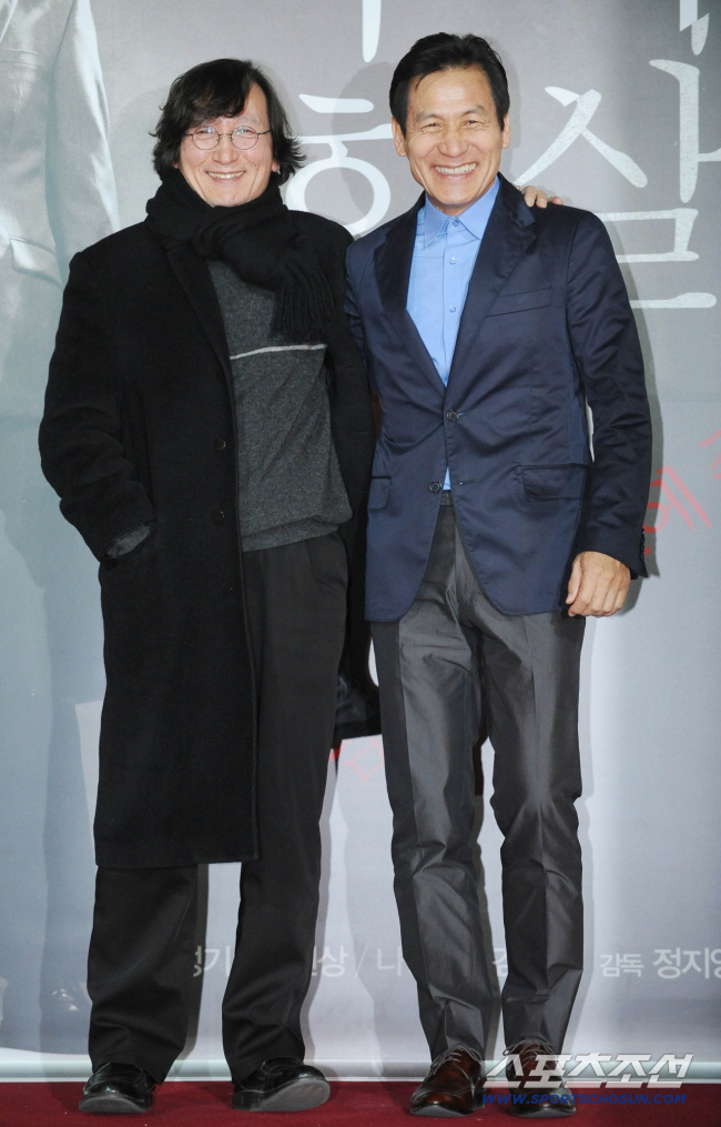 영화 '부러진 화살' 의 언론시사회가 동대문 메가박스에서 열렸다. 영화 '부러진 화살'은 '석궁 사건'을 둘러싼 두 얼굴의 사법부와 상식 없는 세상에 원칙으로 맞서는 남자의 이야기를 그려낸 법정 실화극으로 국민배우 안성기의 주연을 맡아 기대를 모으고 있다.정지영 감독과 주연배우 안성기가 포토타임을 갖고 있다.최문영 기자 deer@sportschosun.com/2011.12.19/